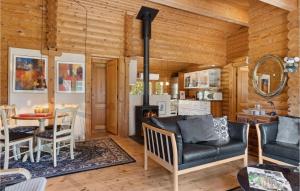 uma sala de estar com um sofá e uma mesa em 3 Bedroom Cozy Home In Blokhus em Blokhus