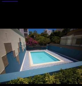 una piscina frente a un edificio en Apartamento Rodadero, en Santa Marta