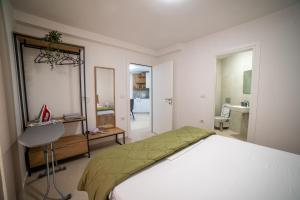 une chambre avec un lit, un bureau et un lavabo dans l'établissement SeA apartments 123, à Saranda 47 autres photos