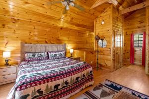 Кровать или кровати в номере PERMANENT VACATION-Private Honeymoon Cabin with Hot Tub