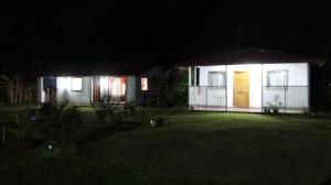 una casa por la noche con las luces encendidas en Cabañas Isla de Pascua, en Hanga Roa