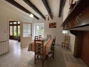 - une cuisine et une salle à manger avec une table et des chaises dans l'établissement Obiloua, à Orsanco