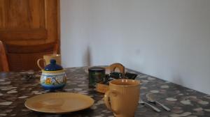una mesa con dos platos y un jarrón en ella en Cabañas Isla de Pascua, en Hanga Roa