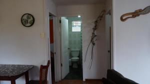 pasillo con baño con aseo y lavamanos en Cabañas Isla de Pascua, en Hanga Roa