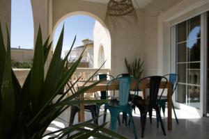un comedor con mesa, sillas y una planta en Villa Torre, en El Campello