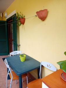 a blue table with chairs and an umbrella on the wall at Fiuggi Appartamento Turistico in Fiuggi