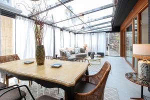 - une salle à manger avec une table et des chaises dans l'établissement Luxury villa in El Sardinero, à Santander