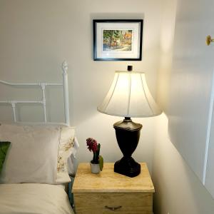 Letto o letti in una camera di Spacious and bright unit with natural light.