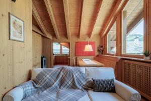- un salon avec un canapé dans une cabine dans l'établissement REVO Apartments - Santa Barbara1, à Bormio
