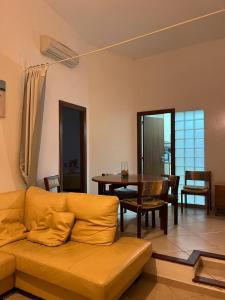 una sala de estar con un sofá y una mesa en Vilamoura Alecrim, en Vilamoura
