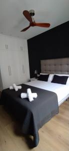 um quarto com uma cama e 2 toalhas brancas em San Sebastian Centro Parking incluido em San Sebastián