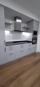 uma cozinha com armários brancos e um fogão em San Sebastian Centro Parking incluido em San Sebastián