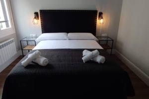 Una cama o camas en una habitación de San Sebastian Centro Parking incluido