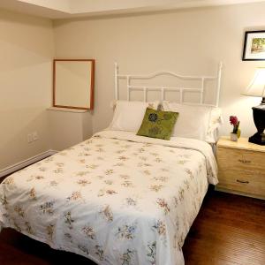 Letto o letti in una camera di Spacious and bright unit with natural light.