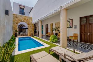 einen Innenhof mit Pool in einem Haus in der Unterkunft Casona Las Tres Marías - Hotel Only adults in Mérida