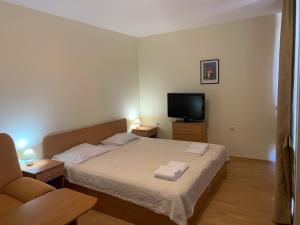 A bed or beds in a room at GT Marina & Panorama Fort Beach Apartments