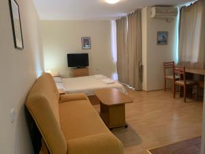 A television and/or entertainment centre at GT Marina & Panorama Fort Beach Apartments
