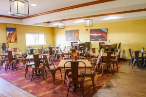 d'une salle à manger avec des tables et des chaises. dans l'établissement First Choice Inn at the Swell, à Green River