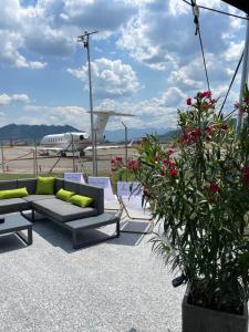 a couch and a table and some flowers and an airplane at AMANTE in Belp