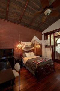 a bedroom with a bed and a ceiling fan at Vilcabamba casa / granja Vilcabamba house / farm in Loja