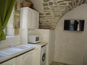A kitchen or kitchenette at Location studio meublé 19m² proche de la mer
