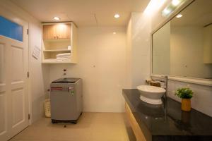 La salle de bains est pourvue d'un lavabo et de toilettes. dans l'établissement Ocean View Studio,Ocean View 3BR-apartment, Sealinks City, Mui Ne, à Phan Thiết