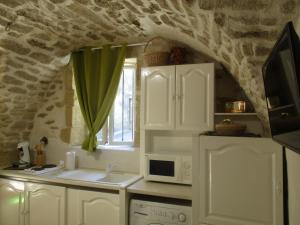 A kitchen or kitchenette at Location studio meublé 19m² proche de la mer