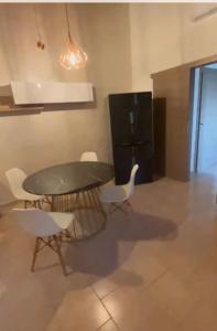 a dining room with a table and white chairs at Appartamento moderno con 2 camere grandi e lavanderia in Brescello