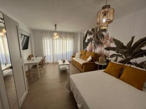 ein Schlafzimmer mit Bett und ein Wohnzimmer in der Unterkunft Selvática Studio Torre del Mar in Torre del Mar