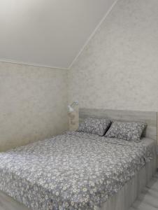 Guest house number 1客房内的一张或多张床位