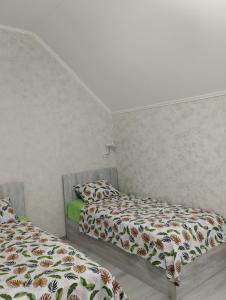 Guest house number 1客房内的一张或多张床位