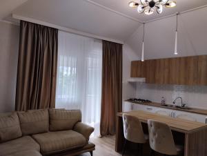 巴统Guest house number 1的厨房以及带沙发和桌子的客厅。