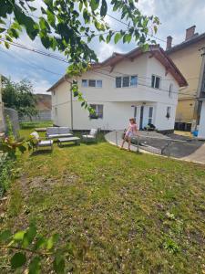 图尔达Studio D'Amalia的在一个房子的院子里玩耍的年轻女孩