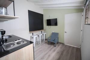 une cuisine avec un évier et un plan de travail dans l'établissement Hospedaje privado cerca a Provenza en el Poblado - M301 By Roots Rentals, à Medellín