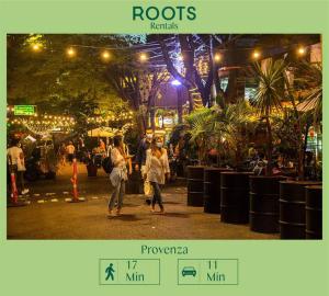 un groupe de personnes se promenant dans un marché la nuit dans l'établissement Hospedaje privado cerca a Provenza en el Poblado - M301 By Roots Rentals, à Medellín 13 autres photos