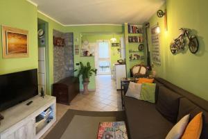 - un salon avec un canapé et une télévision dans l'établissement Relax in Casolare del 1700, à Sarzana