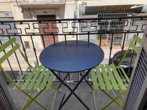 einen blauen Tisch und Stühle auf dem Balkon in der Unterkunft Loft au cœur de Nîmes in Nîmes