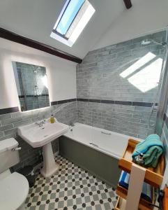 La salle de bains est pourvue d'un lavabo, d'une baignoire et de toilettes. dans l'établissement Vavasour, à York