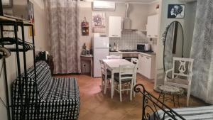 a kitchen and dining room with a table and chairs at La Torre in Castiglion Fiorentino