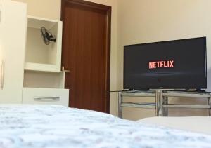 - une chambre avec une télévision sur une table et un lit dans l'établissement Chácara Santa Luzia, à Socorro