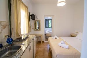 un bagno con due letti e un lavandino in camera di Phevos Villa a Perissa