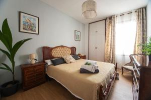 a bedroom with a bed and a potted plant at Apartamento Bro Mar in Salou