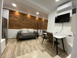 um quarto com uma cama, uma mesa e cadeiras em Guest House GML-1 em Tbilisi