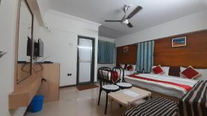 Postel nebo postele na pokoji v ubytování HOTEL S K PALACE