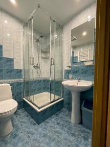 ヤストシェンビャ・グラにあるAbalのバスルーム(シャワー、トイレ、シンク付)