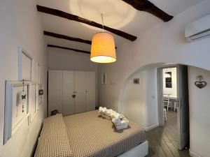 1 dormitorio con cama y luz en Casa Cinquesanti, en Nápoles