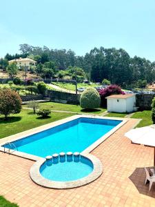 uma piscina no meio de um quintal em Villa a 300 metros de playa Francón em Cangas de Morrazo