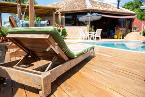une chaise longue sur une terrasse à côté de la piscine dans l'établissement Casa na rocha com uma vista deslumbrante, à Itupeva