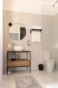 een badkamer met een wastafel en een spiegel bij Quinta dos Tojais in Celorico de Basto