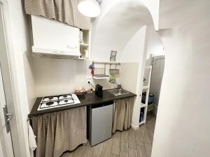 Il comprend une petite cuisine équipée d'une cuisinière et d'un réfrigérateur. dans l'établissement Casa Cinquesanti, à Naples